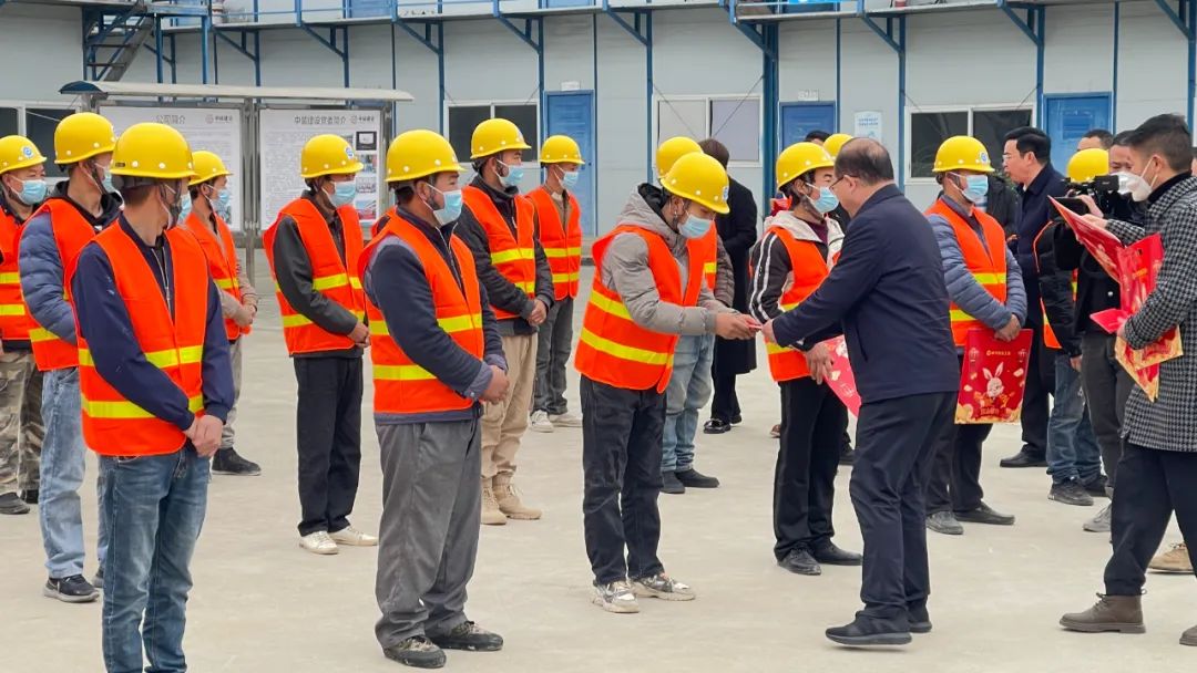 畢節(jié)市委副書(shū)記、七星關(guān)區(qū)委書(shū)記周舟赴中裝建設(shè)在建項(xiàng)目慰問(wèn)